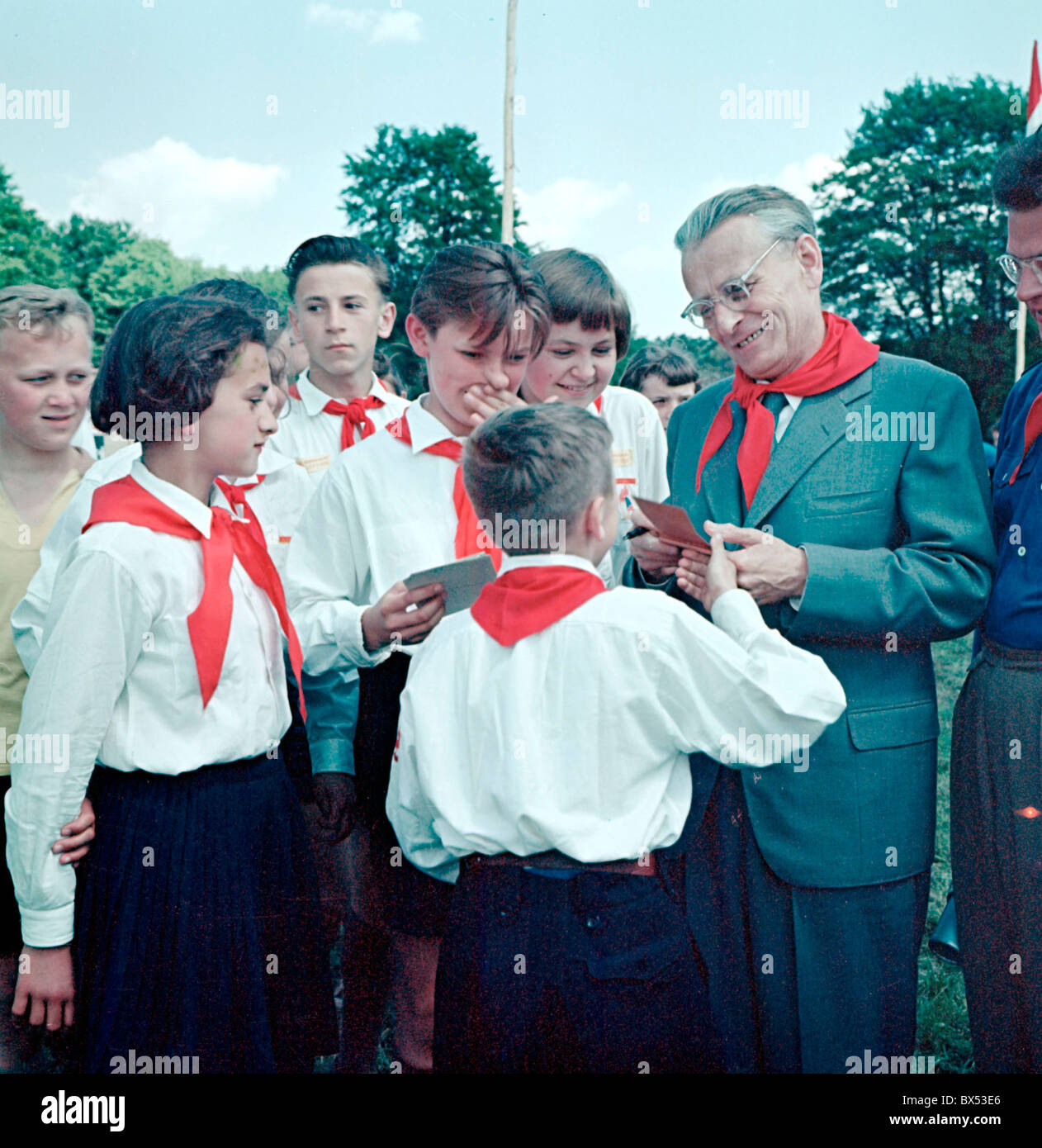 Antonin Novotny, président, pionniers, jeunes communistes, foulard rouge,  Pioneer Photo Stock - Alamy