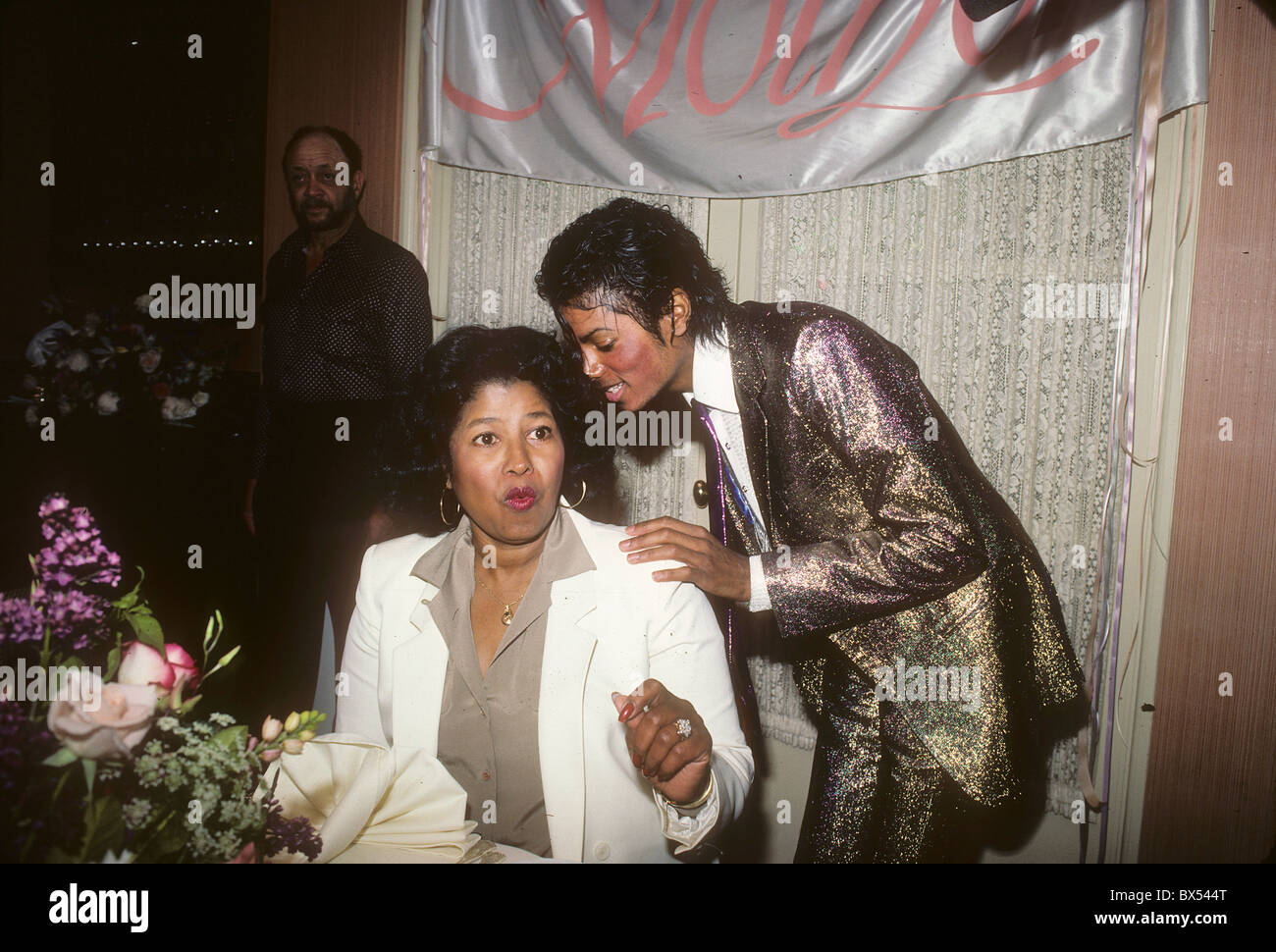MICHAEL JACKSON avec mère Katherine pour son anniversaire 4 mai 1984 à un lieu privé à Los Angeles Banque D'Images