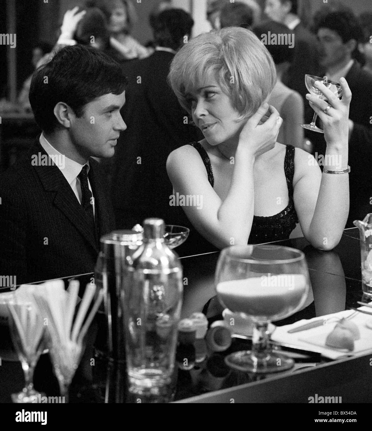 Jeune couple en bar. Prague, Tchécoslovaquie, 1965. (CTK Photo / Jiri Krulis) Banque D'Images