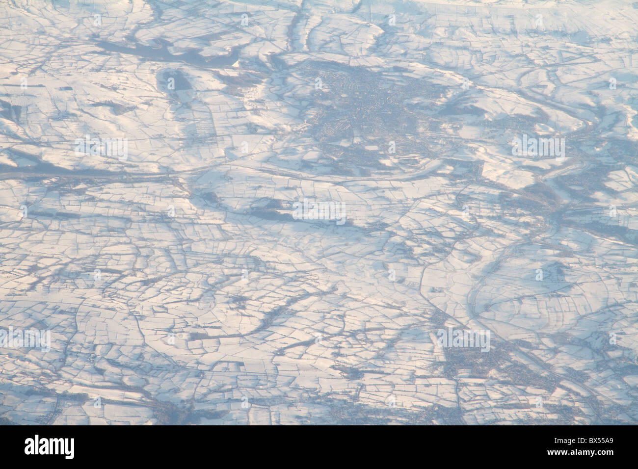 Regardant vers le bas sur des domaines comme l'Angleterre subit sous la première vague de froid de l'hiver 2010/2011 Banque D'Images