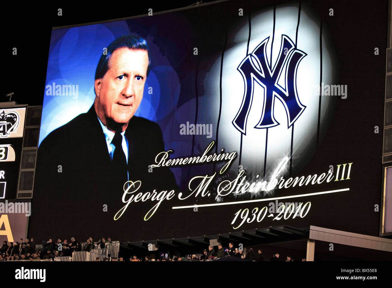 Hommage à la mémoire de George Steinbrenner au début de Notre Dame vs Army college football game, Yankee Stadium, Bronx NY Banque D'Images