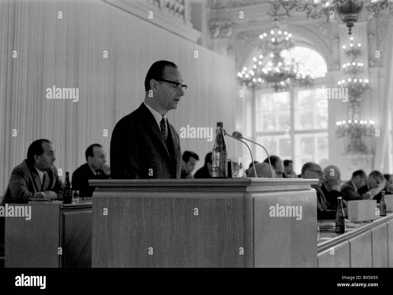 Alexander Dubcek, adresse, voix, session du comité central du parti communiste Banque D'Images