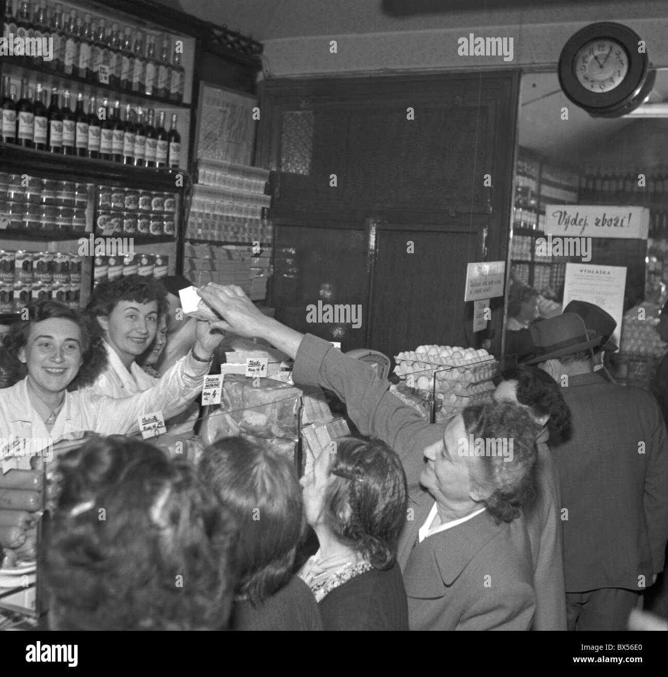 L'encombrement d'une épicerie pour les consommateurs acheter des produits alimentaires pour les nouveaux prix après la réforme monétaire. Photo CTK Banque D'Images