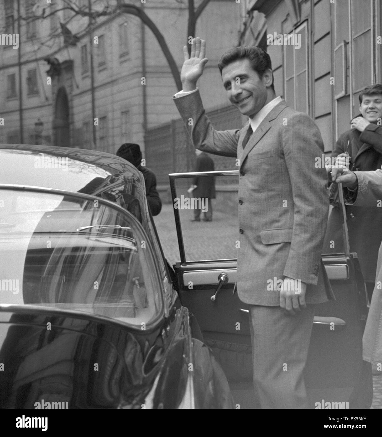 Le chanteur et compositeur français Gilbert BÃ©caud à Prague, le 28 février 1967. CTK Photo/Jovan Dezort Banque D'Images