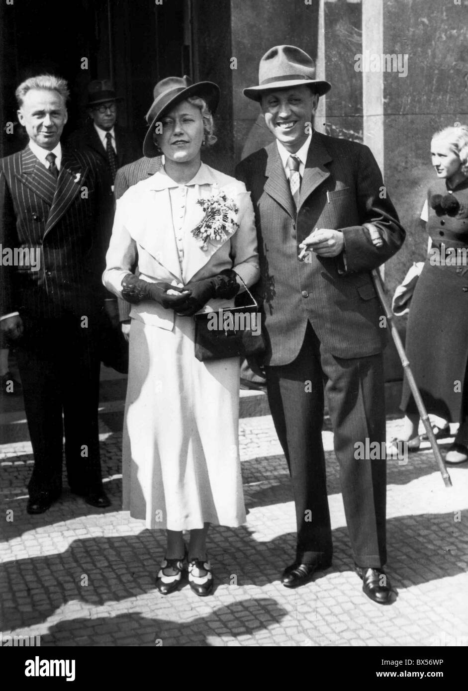 La Tchécoslovaquie 1935, célèbre romancier et dramaturge Karel Capek à son mariage avec l'actrice Olga Scheinpflugova. Banque D'Images
