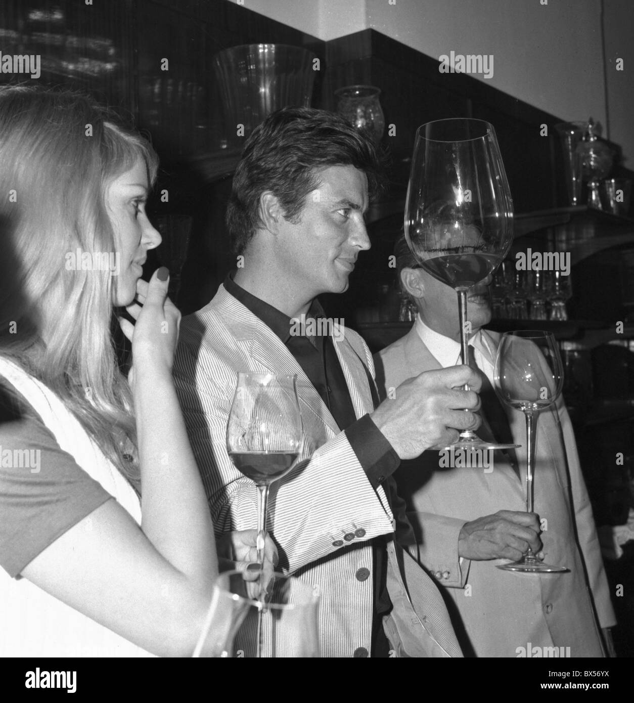 Pierre Brice, acteur de cinéma, festival, Karlovy Vary, verre à vin géant Banque D'Images