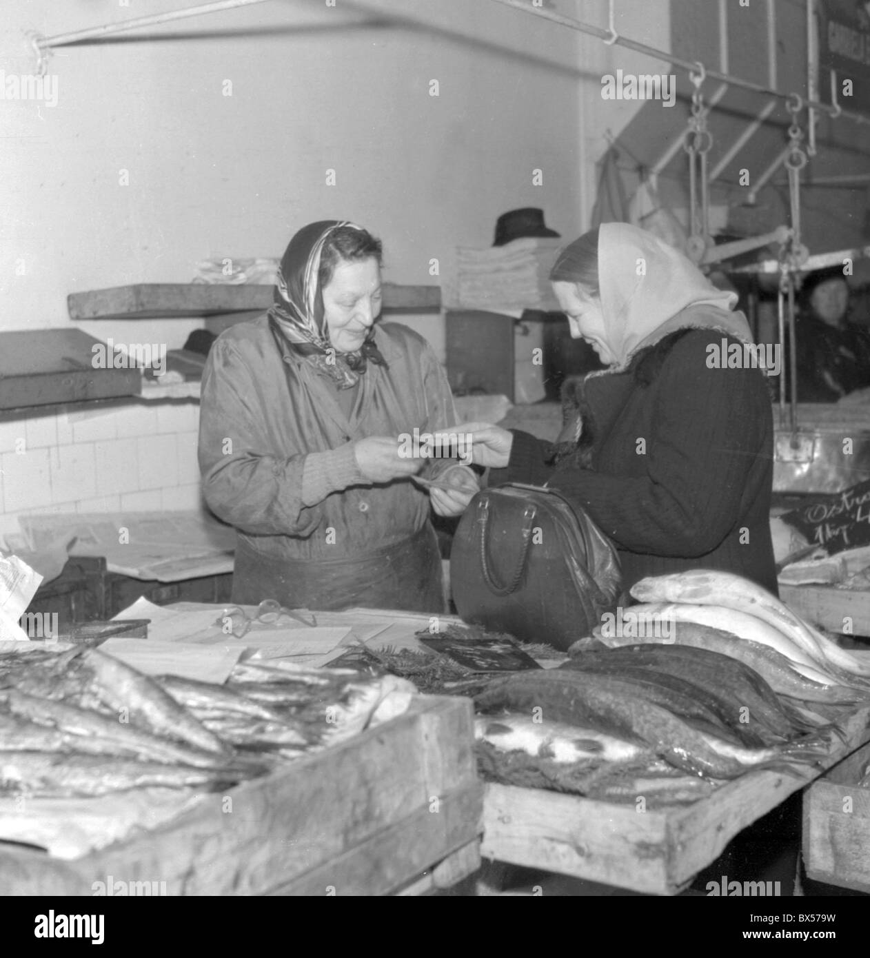 Prague 1946, les poissons sont à l'ancien marché de la ville. Karp est un plat traditionnel de Noël tchèque. CTK Photo Vintage Banque D'Images
