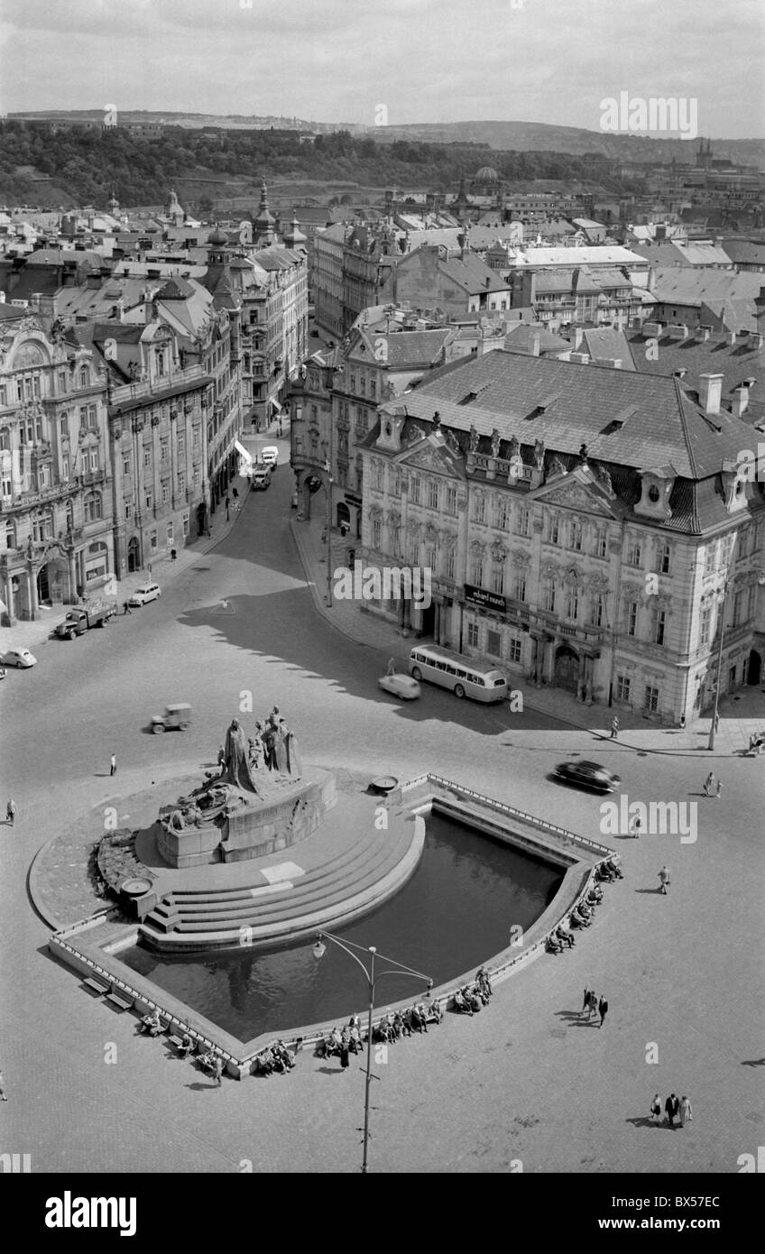 Vue aérienne de la place de la vieille ville, avec statue de Jan Hus. Prague, Tchécoslovaquie, 1959. (CTK Photo / Karel Mevald) Banque D'Images