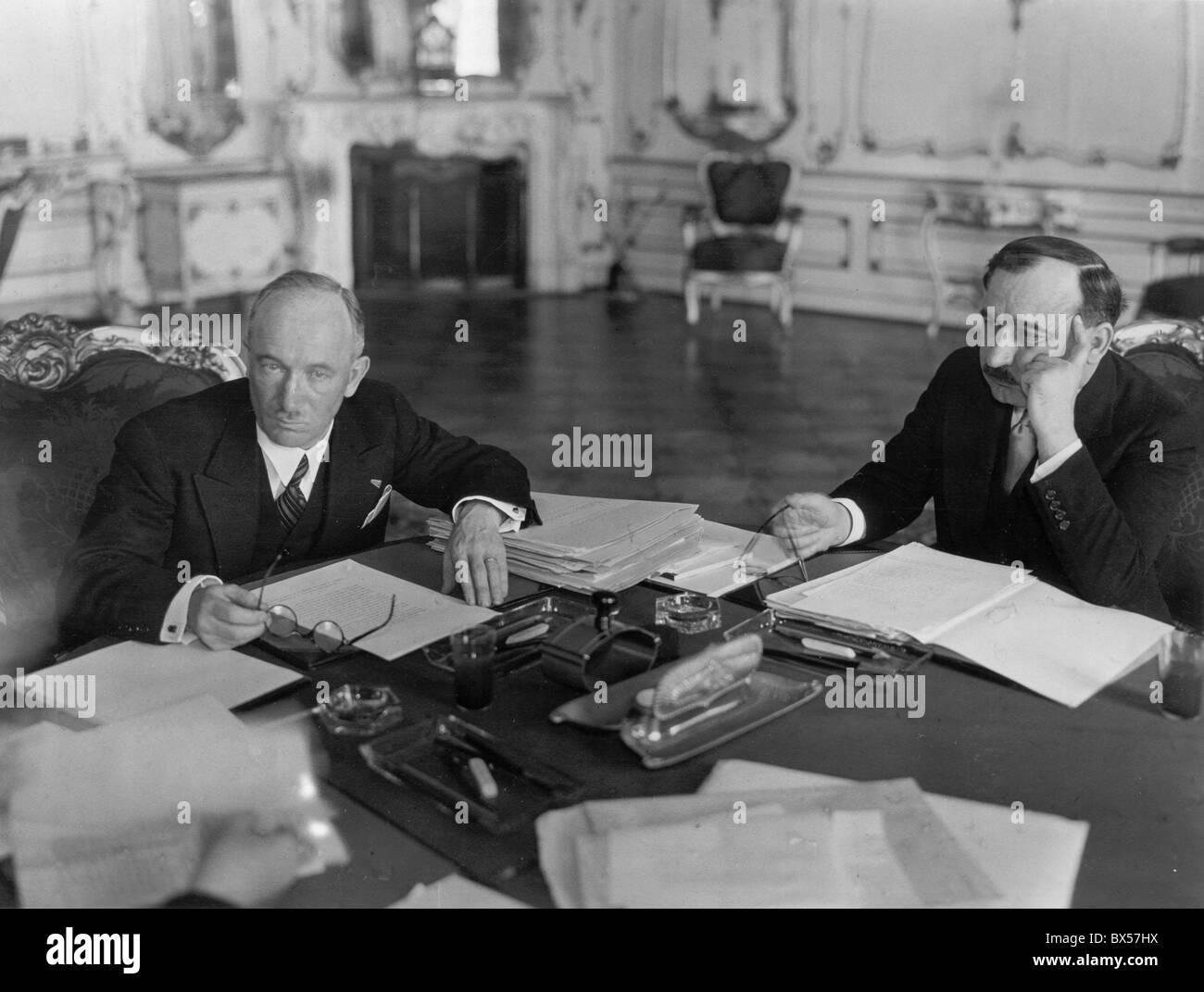 La Tchécoslovaquie 1937, le président Edvard Benes, au cours de réunion de travail avec le Ministre des affaires étrangères de Yougoslavie Bogoljob Jevtic. Banque D'Images