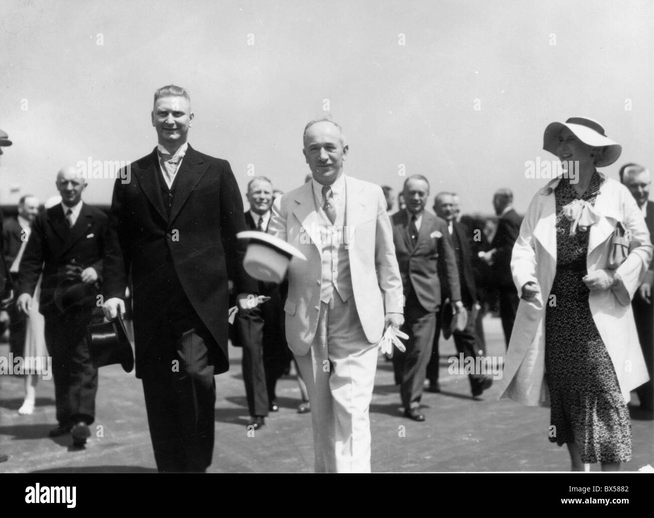 Le ministre des Affaires étrangères tchécoslovaque Edvard Benes, milieu et sa femme Hana bonne promenade le long avec Jan Antonin Bata à Zlin Banque D'Images