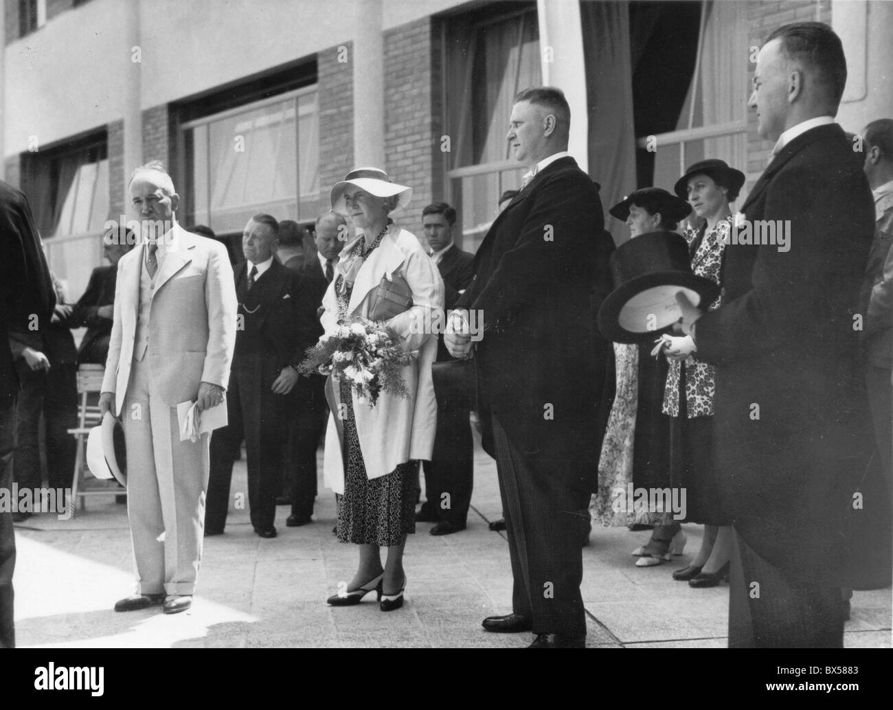 Le ministre des Affaires étrangères tchécoslovaque Edvard Benes, milieu et sa femme Hana stand droit avec Jan Antonin Bata à Zlin en Tchécoslovaquie Banque D'Images