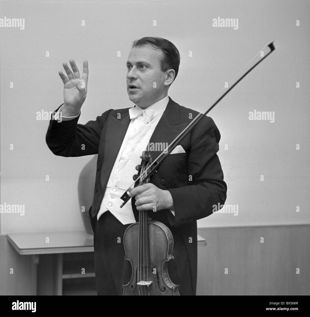 Violon maestro polonais Henryk Szeryng au festival de musique du Printemps  de Prague en mai 1962. CTK Photo/Jovan Dezort Photo Stock - Alamy
