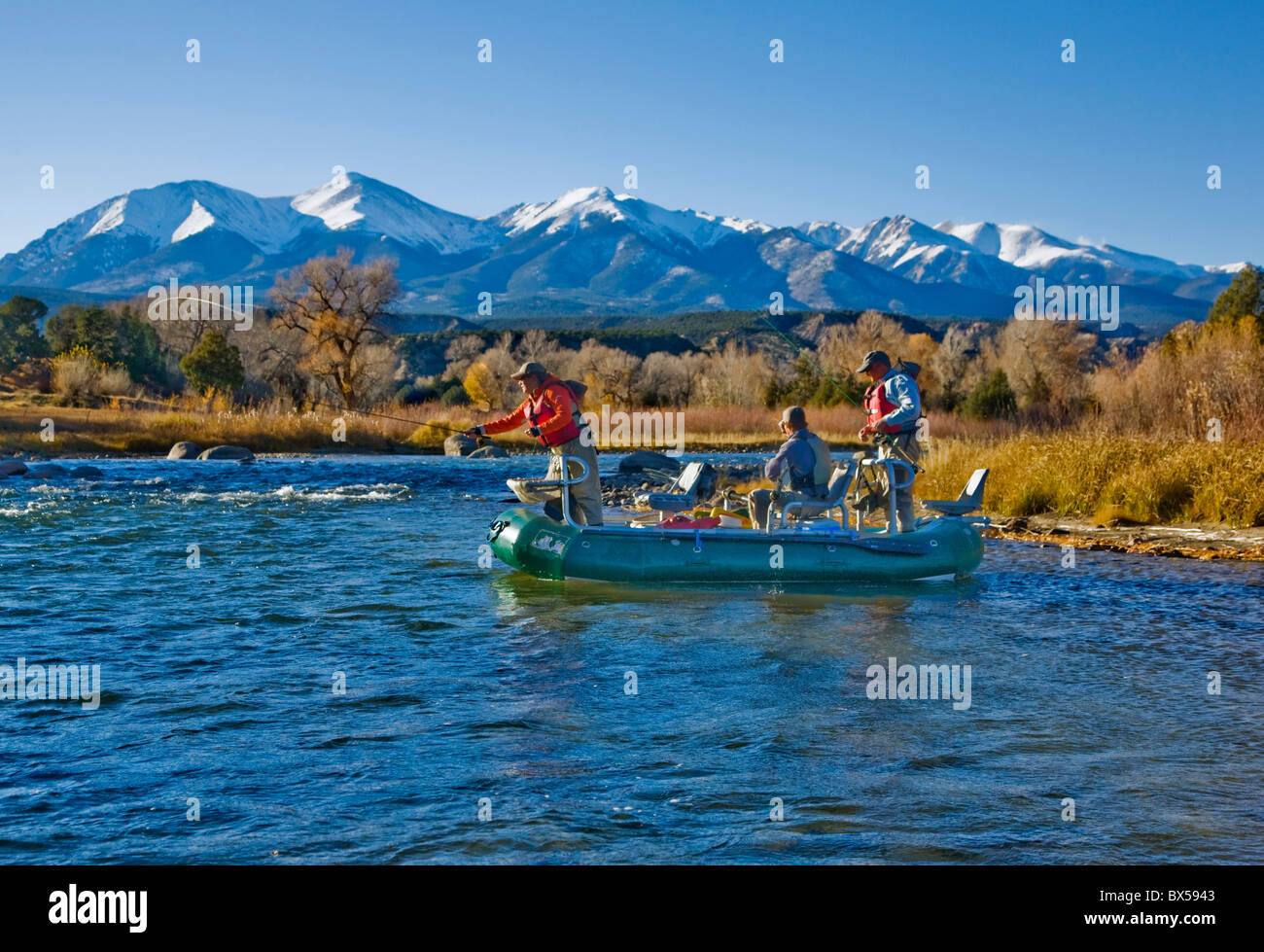 Couple marié et guide professionnel de pêche à la mouche à partir d'un bateau sur la rivière Arkansas, près de Salida, Colorado, USA Banque D'Images