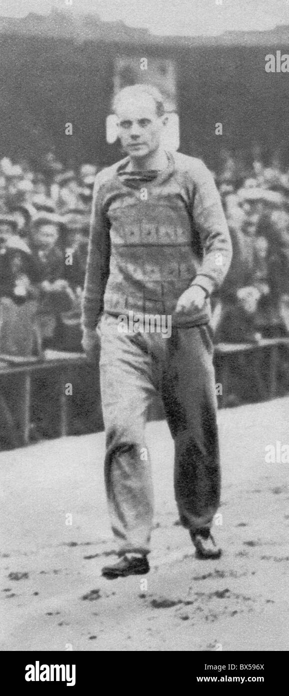 Terminer runner Paavo Nurmi, détenteur du record de 20 records du monde à Prague, 1928. Banque D'Images