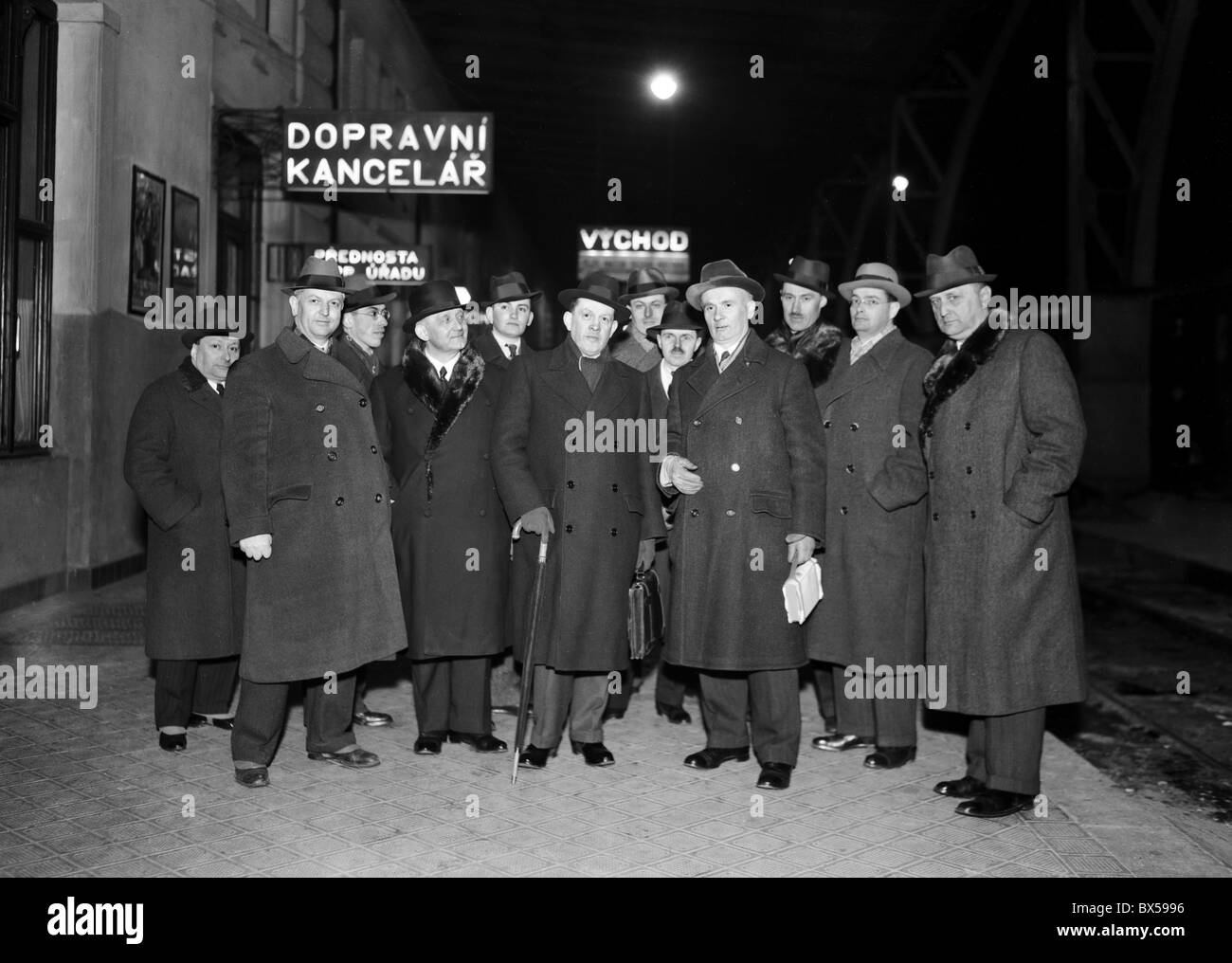 Diplomate britannique et romancier Bruce Lockhart, avec parasol, après son arrivée à Prague en janvier 1937 Banque D'Images