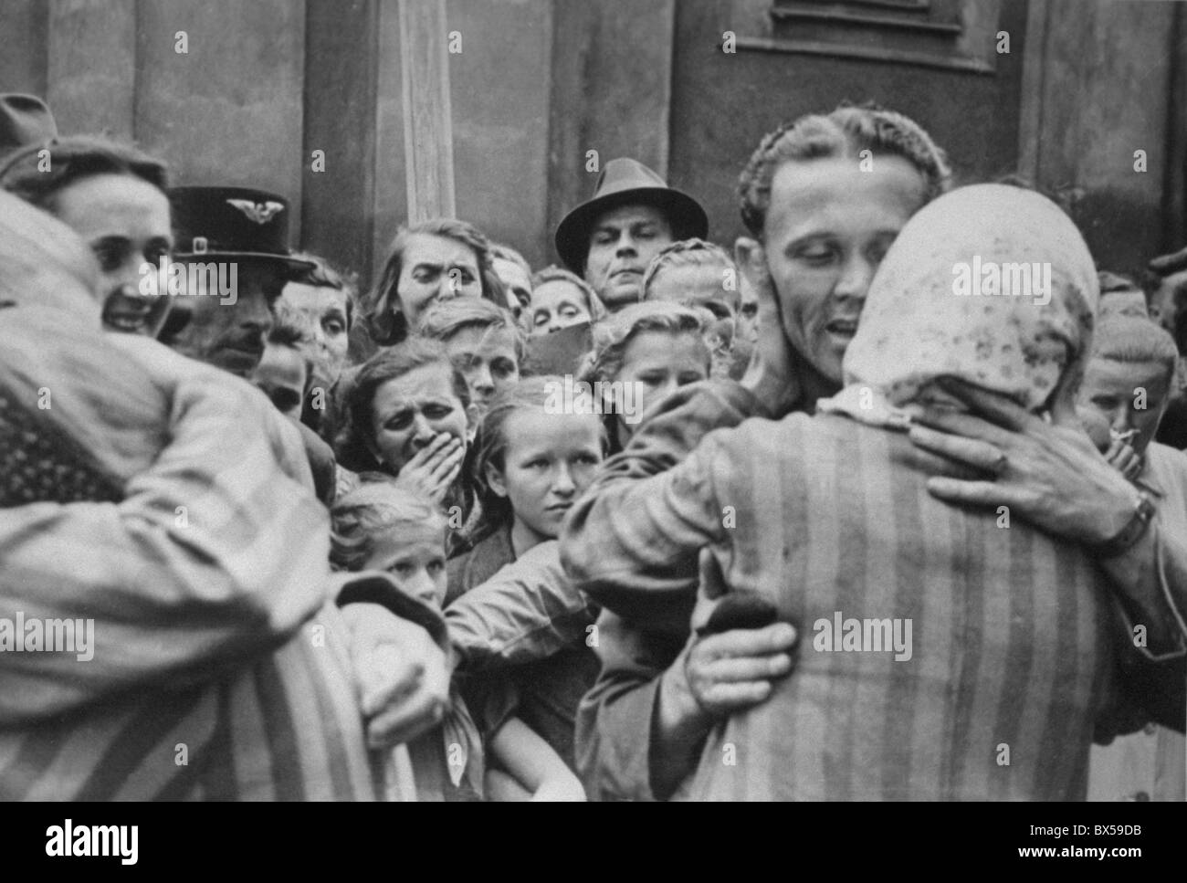 Mai 1945 Les femmes de Lidice - ville desroyed Reihard Heydrich par les Allemands après l'assassinat - retour accueil de la concentration Banque D'Images