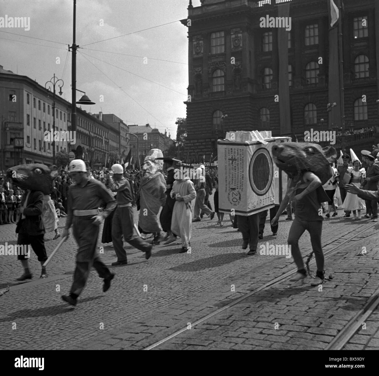 Prague - Tchécoslovaquie 1951. Union de la jeunesse tchécoslovaque à la place Wenceslas et de faire faire de l'armée américaine de dérision Banque D'Images