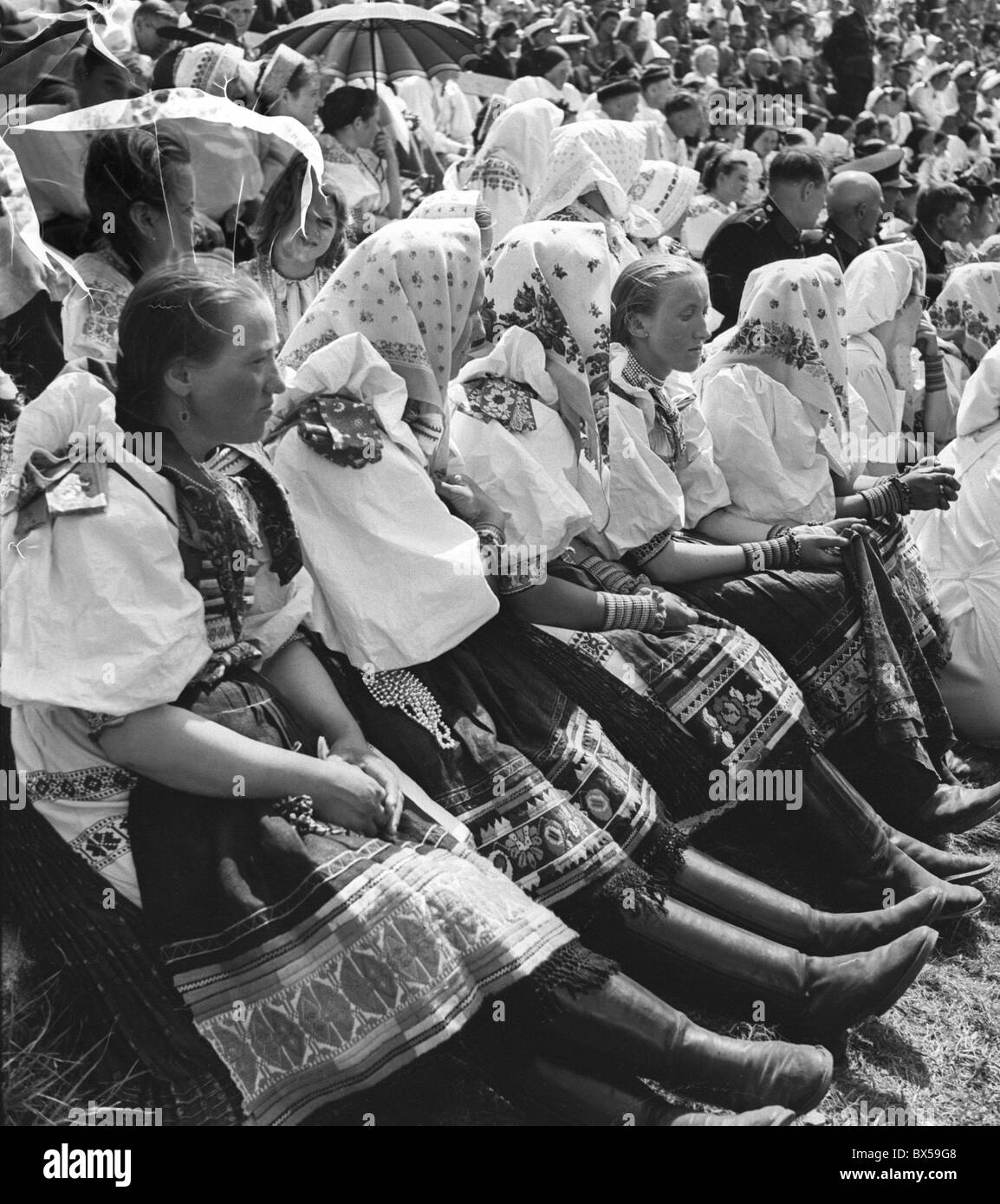 La Tchécoslovaquie en 1945. Les femmes de tous les pays slaves en robes folkloriques traditionnels se rassemblent près du Château de Devin en Slovaquie Banque D'Images