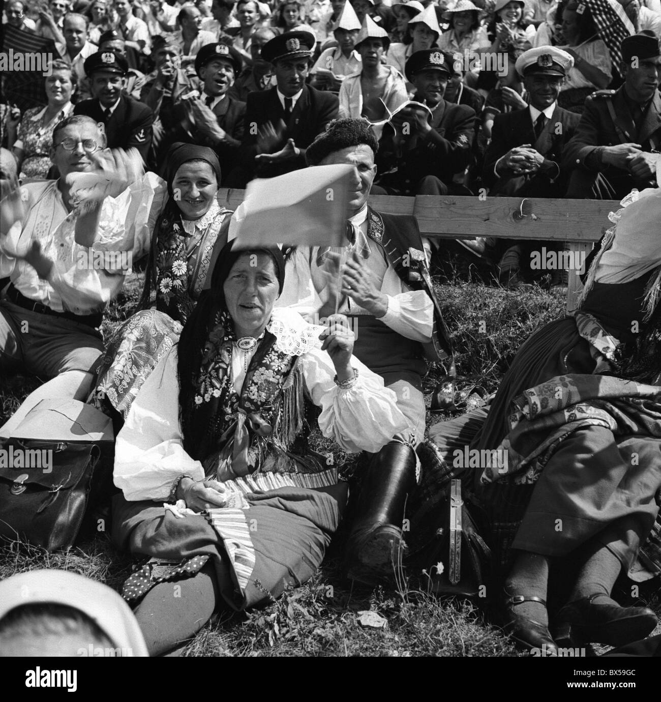 La Tchécoslovaquie en 1945. Les femmes de tous les pays slaves en robes folkloriques traditionnels se rassemblent près du Château de Devin en Slovaquie Banque D'Images