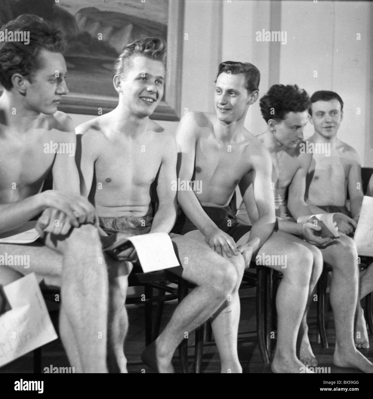 Military medical exam Banque d'images noir et blanc - Alamy