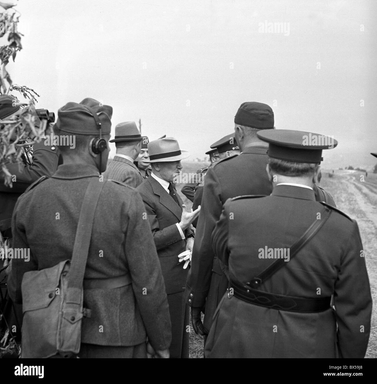 Le président Edvard Benes, avec lumière hat, et le ministre de la Défense, Frantisek Machnik raid aérien contre percer. Banque D'Images
