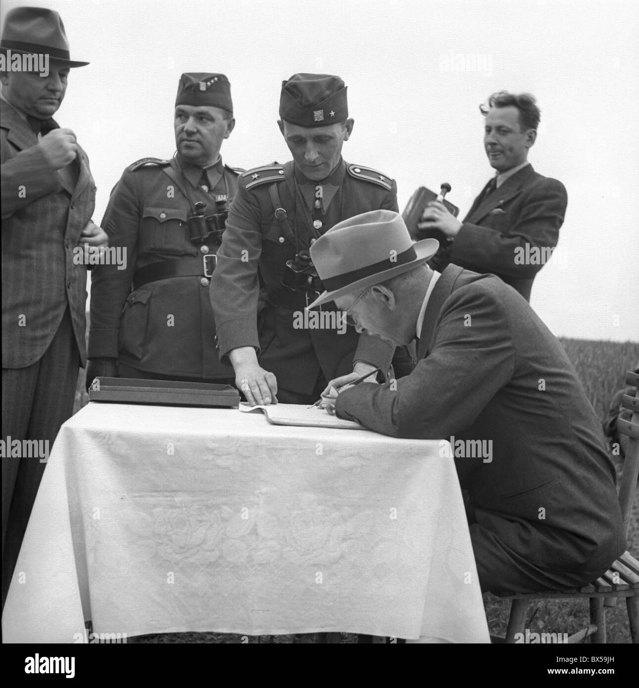 Le président Edvard Benes, à table, avec le secrétaire de la Défense Frantisek Machnik raid aérien contre percer. Banque D'Images