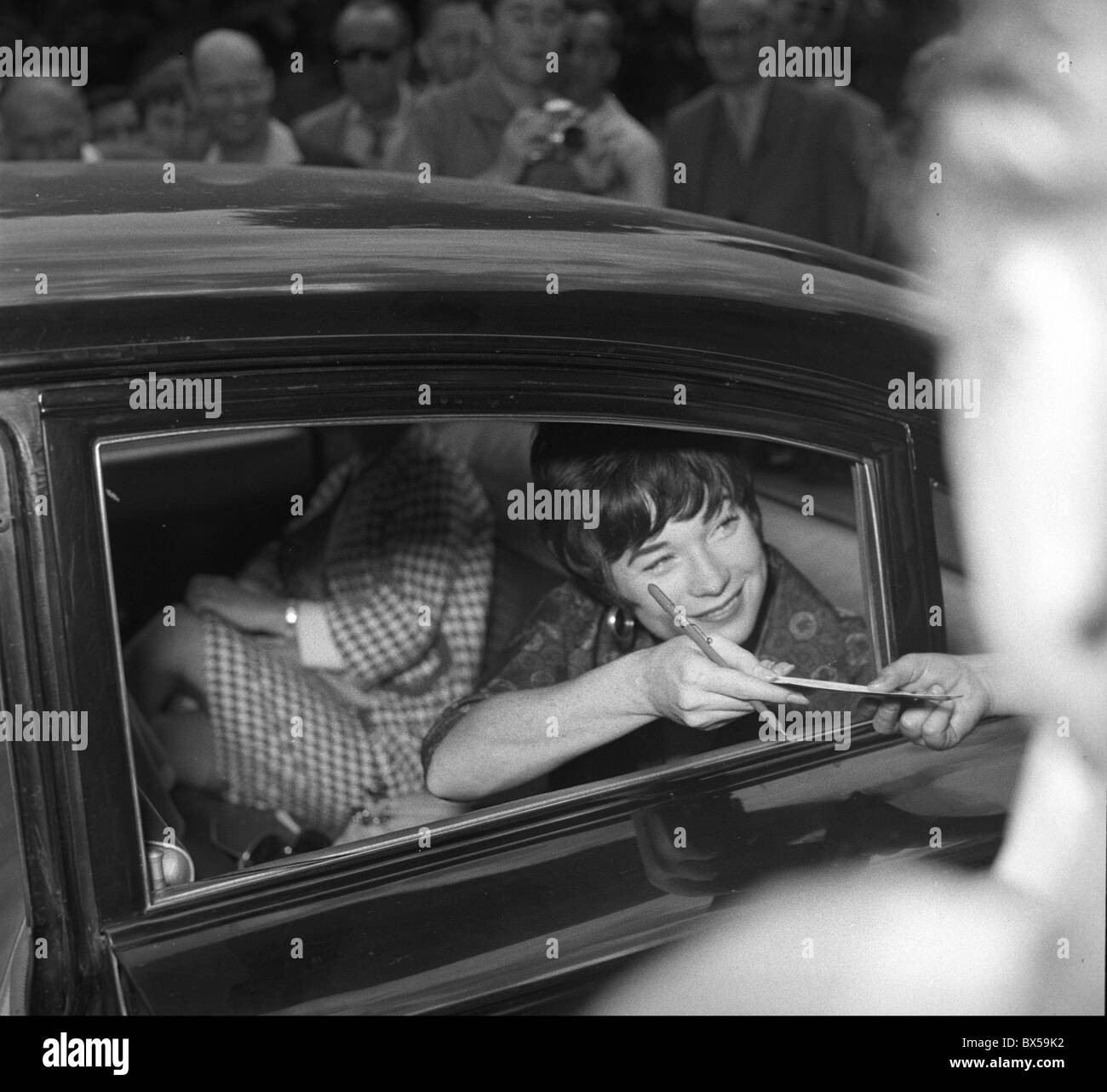 L'actrice Shirley MacLaine nous donne des autographes aux fans à Karlovy Vary film festival en juin 1962. Photo/CTK Stanislav Bambule Banque D'Images