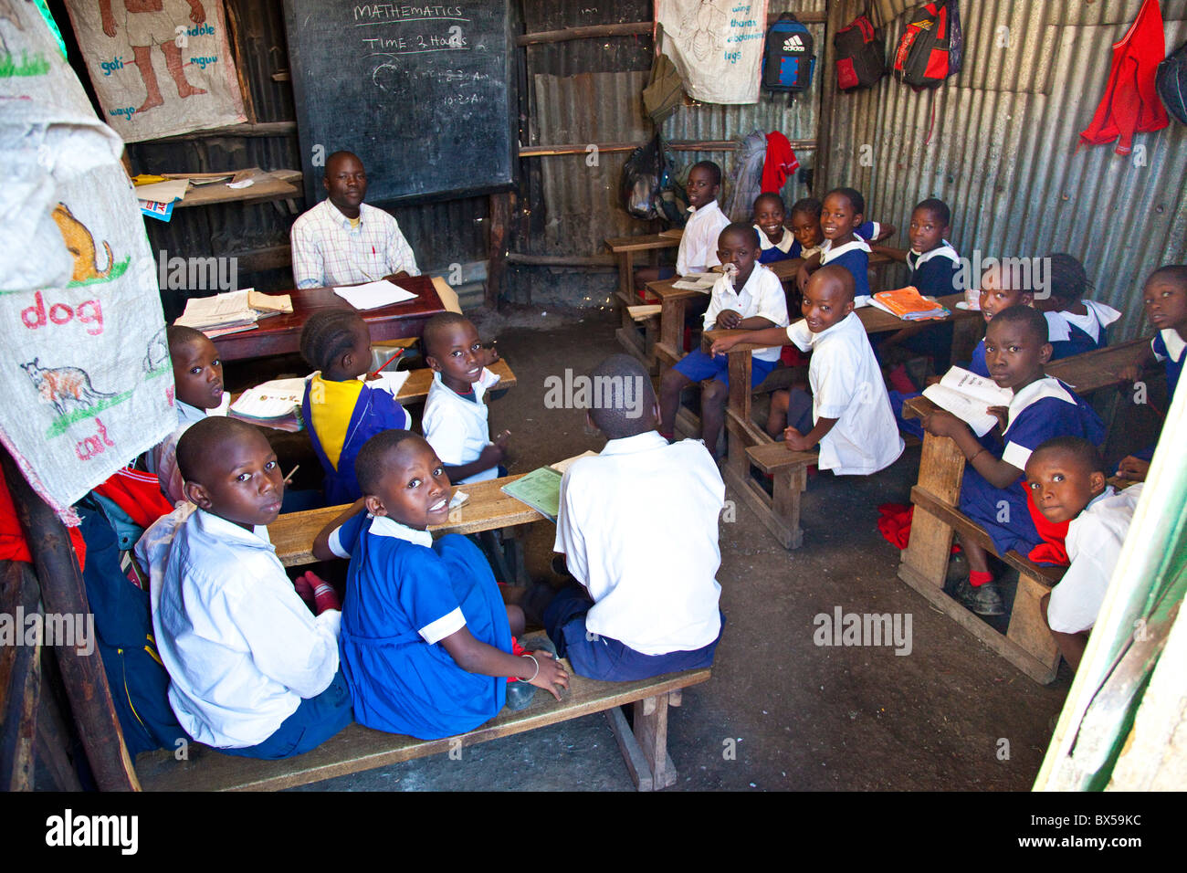 Dans la salle de classe dans l'école Mazuri Maji bidonvilles de Mathare, à Nairobi, Kenya Banque D'Images