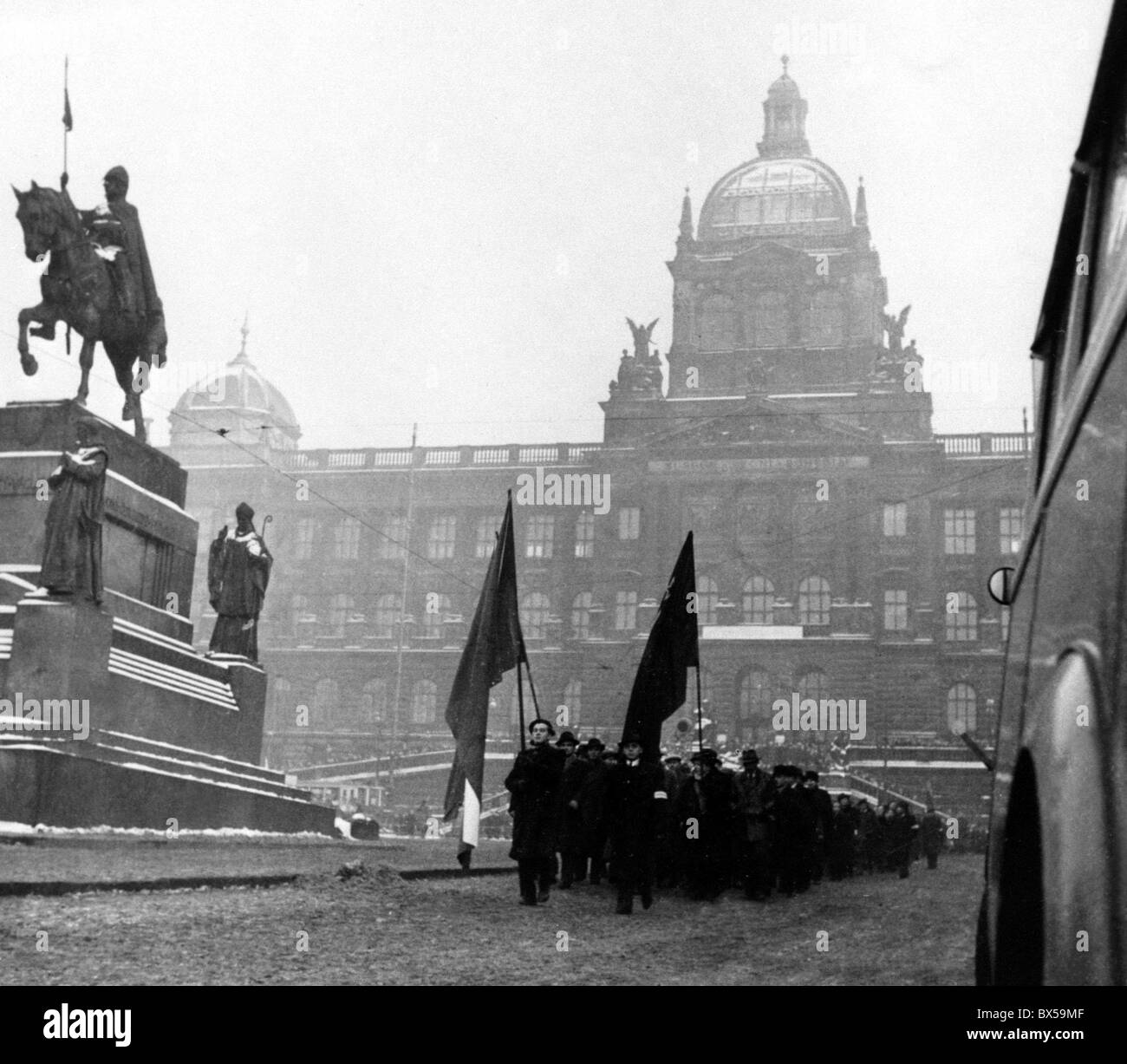 Prague, en février 1948, foule, enthousiaste, heureux, drapeau national tchécoslovaque, St. Wenceslav, Musée National Banque D'Images