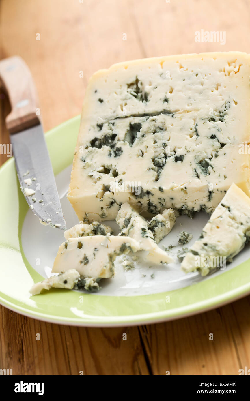 Délicieux fromage bleu sur la plaque Banque D'Images
