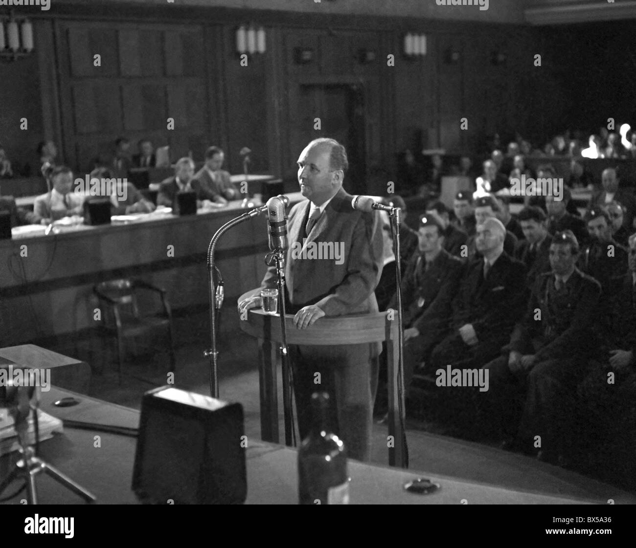 République tchèque Jaromir Mouton apparaît comme témoin dans le procès de Milada Horakova devant un tribunal en juin 1950 à Prague. L Banque D'Images