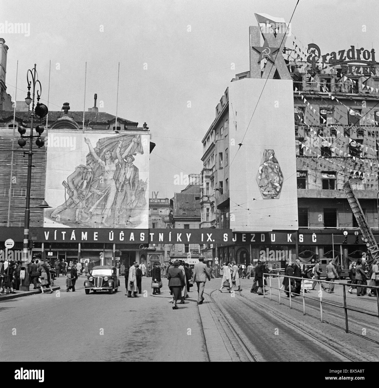 Prague - la Tchécoslovaquie de 1949. Au cours de 9e rallye de la propagande du Parti Communiste géant panneaux 'decorate' bâtiments de Prague. CTK Banque D'Images