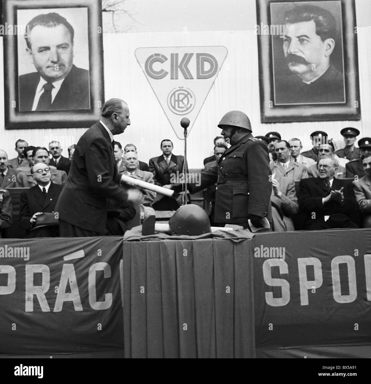 Prague - la Tchécoslovaquie de 1949. Brothrehood "armée de travailleurs et sous les symboles de casque et d'un marteau." Des photographies de Banque D'Images