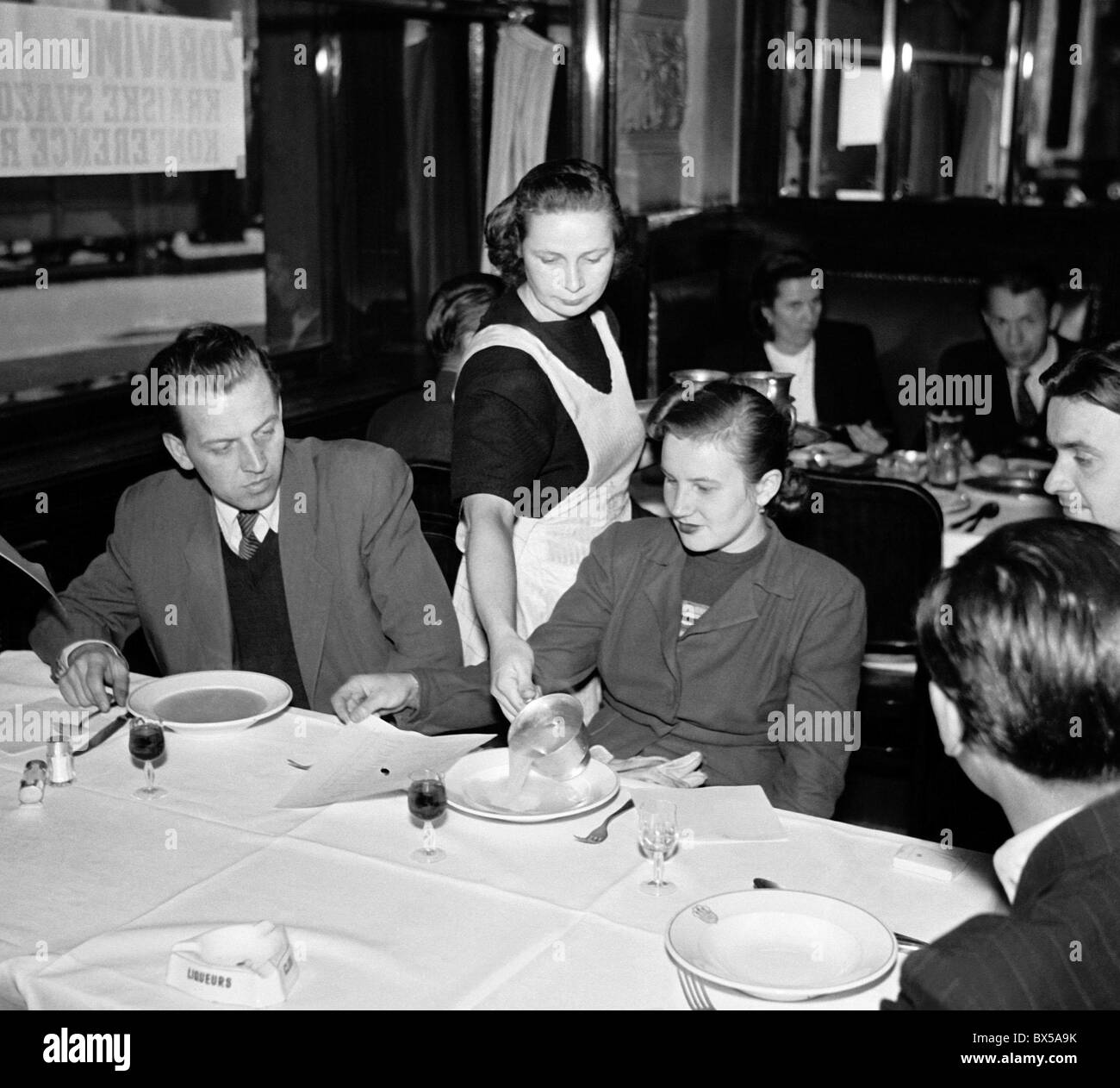 La Tchécoslovaquie - Prague 1949. Serveuse restaurant sert la soupe aux clients. CTK Photo Vintage Banque D'Images