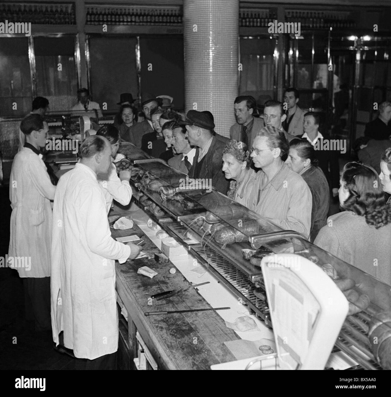 La Tchécoslovaquie - Prague 1949. Les vendeurs de magasin vendent de la viande et du salami de clients. CTK Photo Vintage Banque D'Images