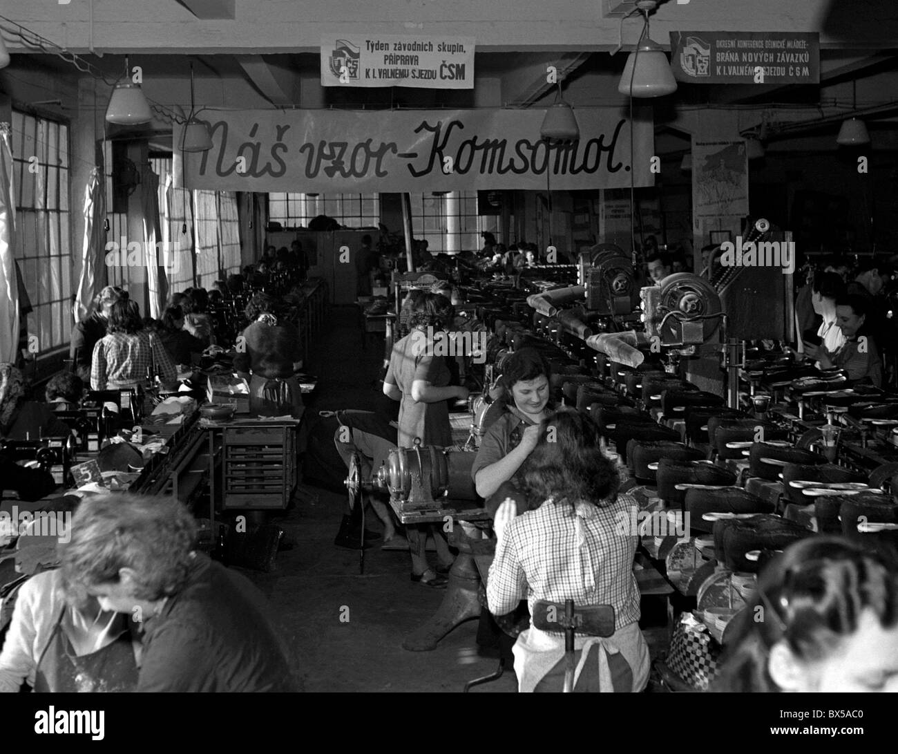 La Tchécoslovaquie - Gottwaldov 1950. Les travailleurs de l'usine de chaussures chaussures en caoutchouc produits à l'usine de fabrication des chaussures de Svit. Cette plante fut autrefois Banque D'Images