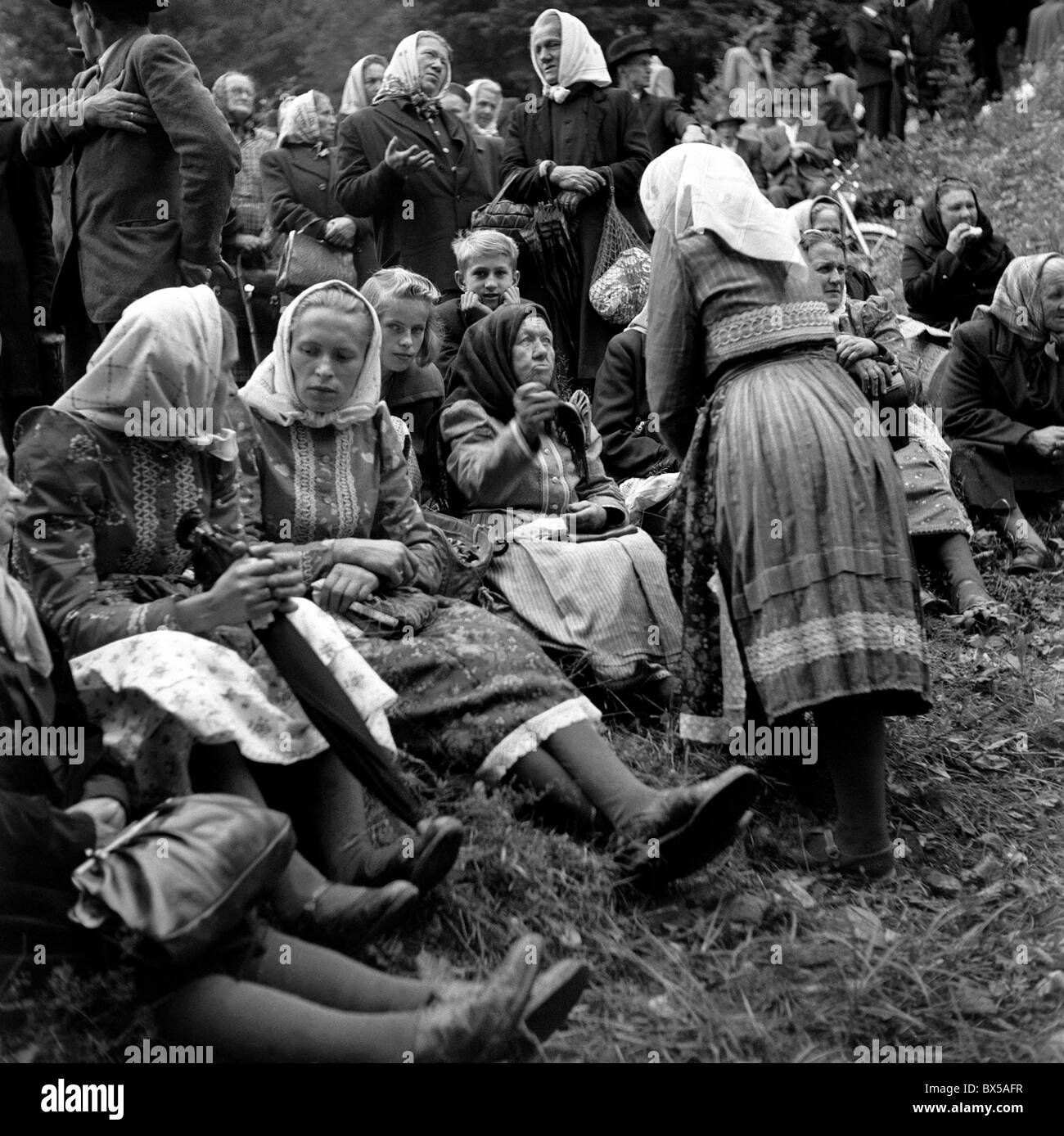 La Tchécoslovaquie - Dobra Voda, 1950. Pays femmes portant des vêtements traditionnels reste près de leur église. CTK Photo Vintage Banque D'Images