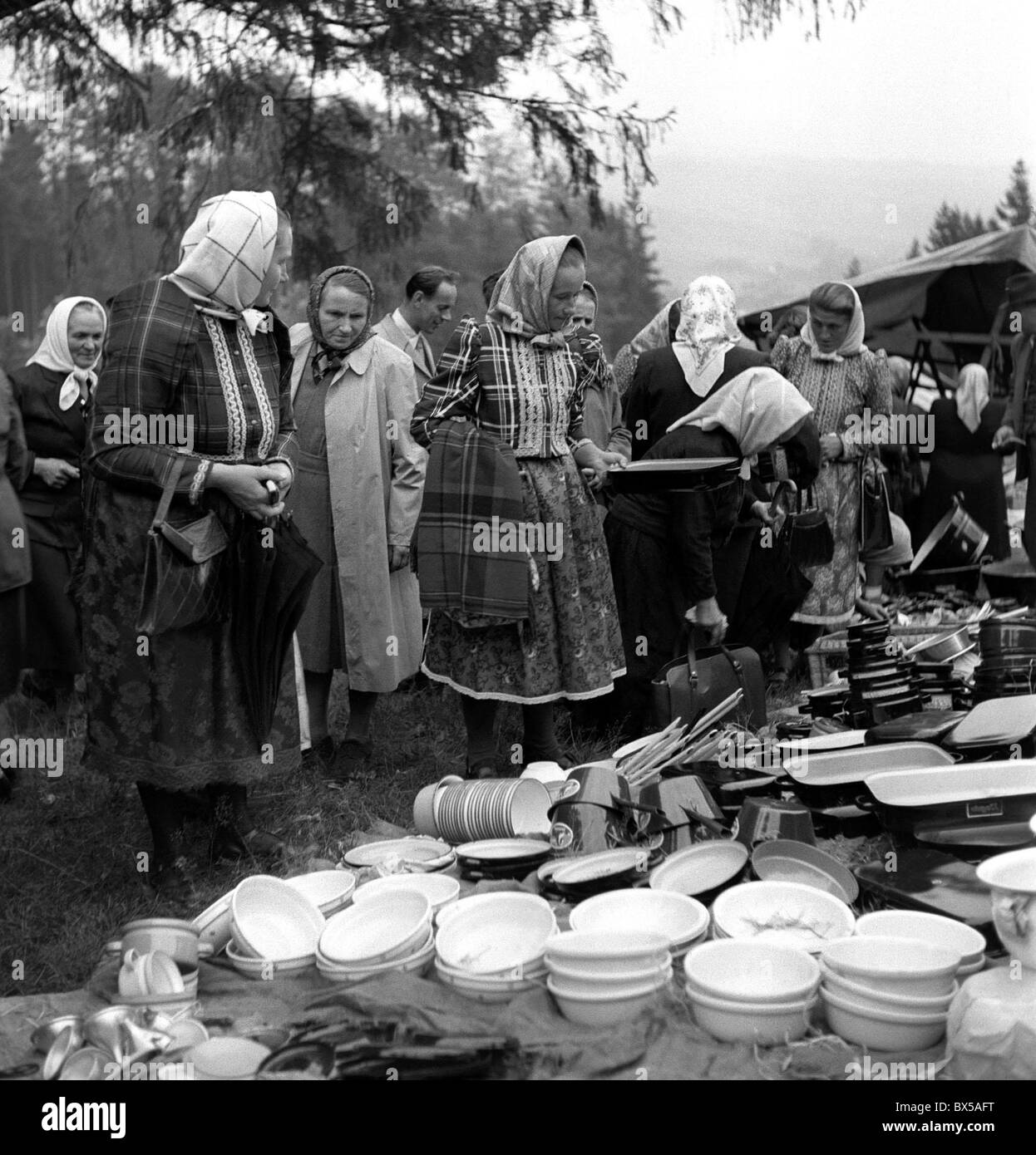 La Tchécoslovaquie - Dobra Voda, 1950. Pays femmes portant des vêtements traditionnels apprécier le déjeuner près de leur église. CTK Photo Vintage Banque D'Images
