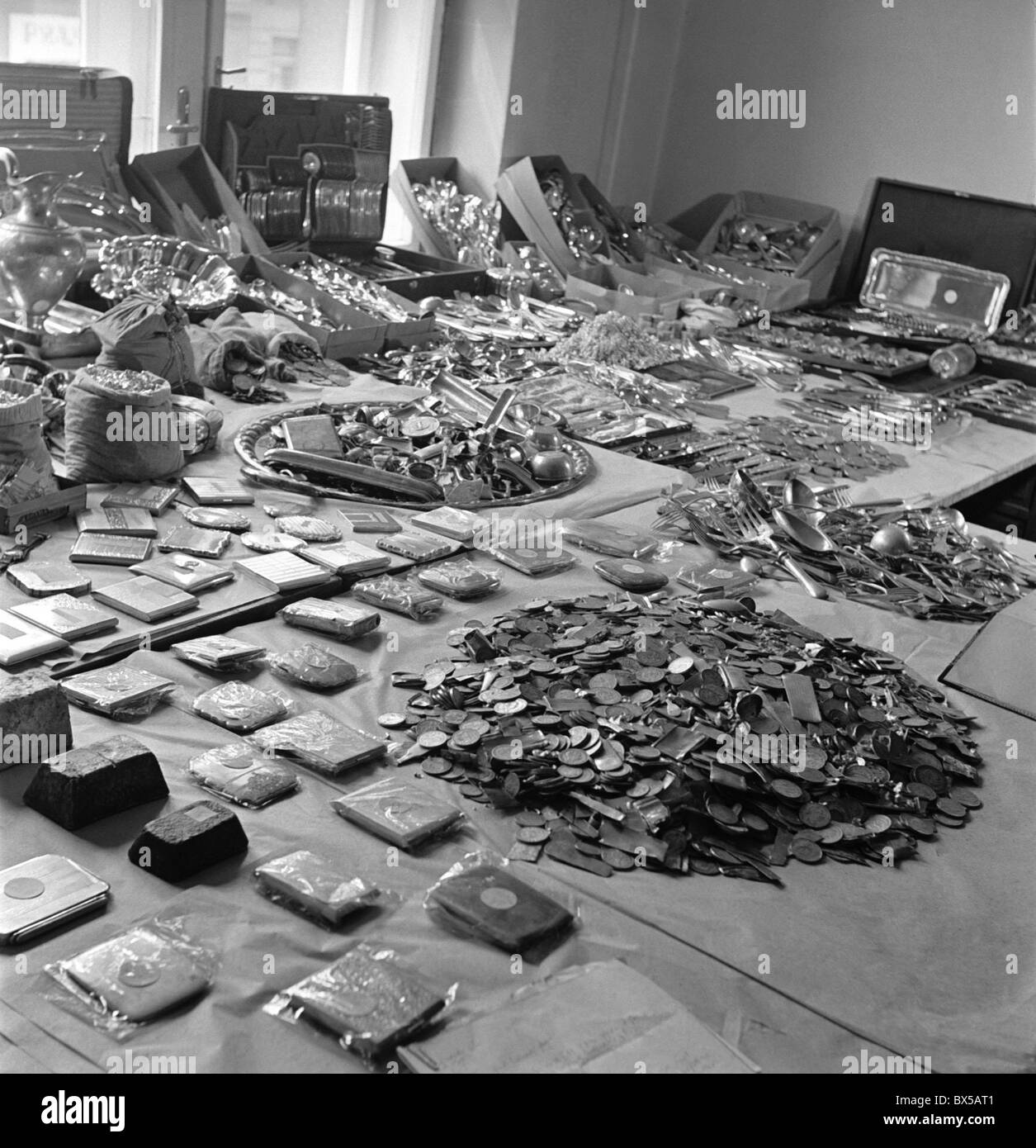 La Tchécoslovaquie - Prague 1951. Or Argent et montres ont été pillés au joaillier Vaclav Klus et mis sur l'affichage. Les petites entreprises Banque D'Images