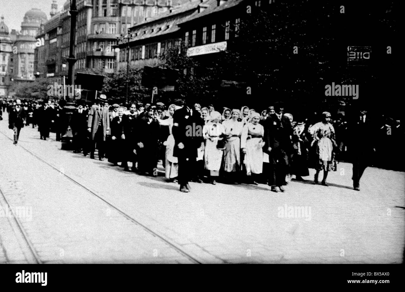 Défilé de jour de mai 1921 dirigé par parti communiste de la Tchécoslovaquie. Banque D'Images