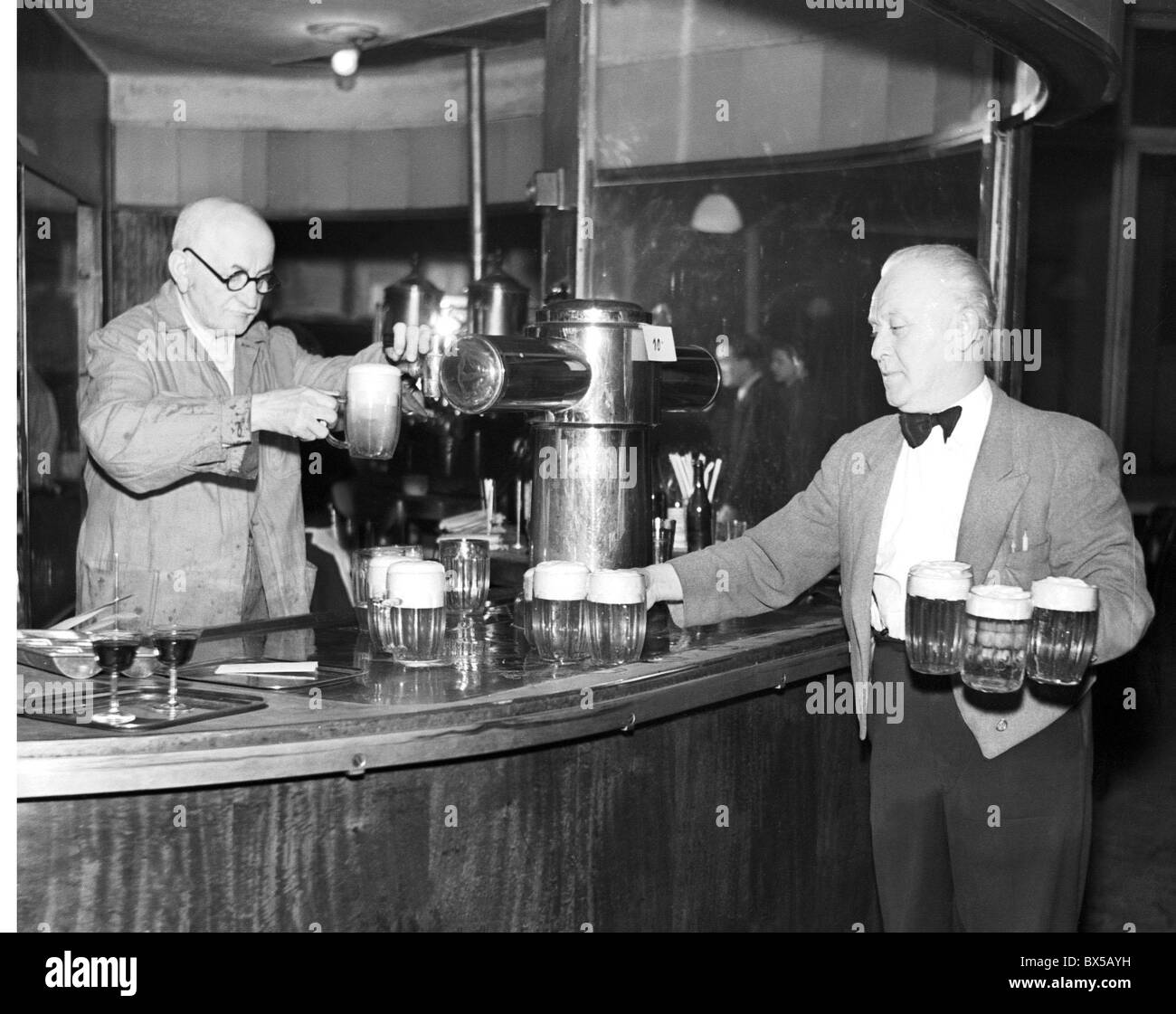 La Tchécoslovaquie 1954. Tap Room dans une taverne à Prague. CTK Photo/Rostislav Novak Banque D'Images