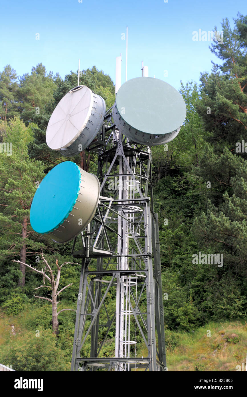 La tour de communication dans l'air extérieur de l'antenne nature de la forêt Banque D'Images