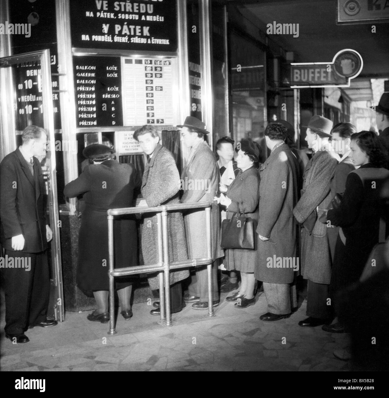 La Tchécoslovaquie - Prague 1948. Moviegoears la queue pour acheter à tickit.' 'Bio Alfa CTK Photo Vintage Banque D'Images