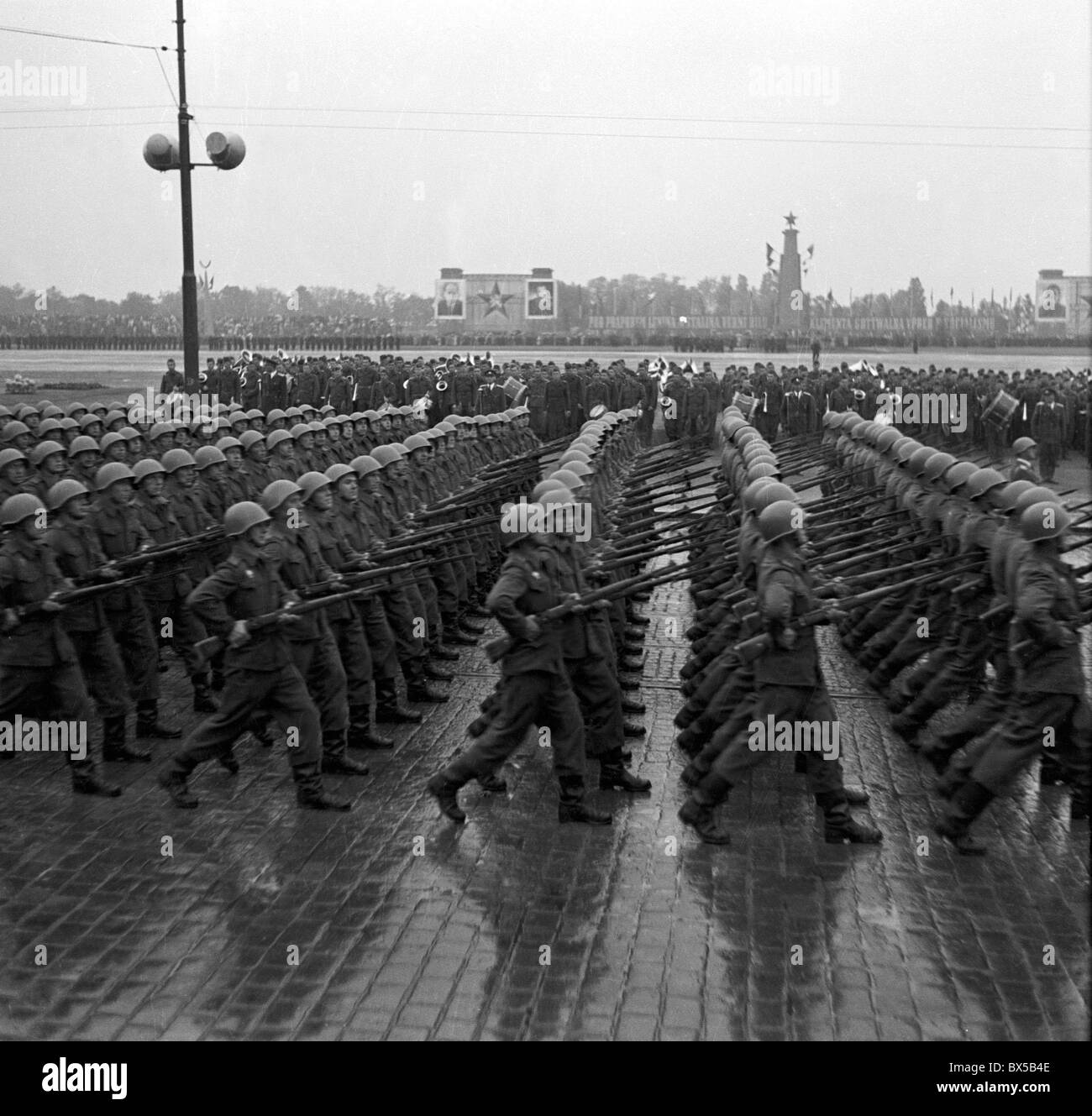 La Tchécoslovaquie en 1953. Une unité d'infanterie de l'armée tchécoslovaque défilant vers le bas la plaine de Letna pendant le défilé. Banque D'Images