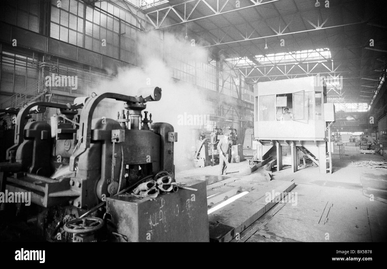 La tôlerie est en cours par des médias à l'usine sidérurgique de Kladno, en Tchécoslovaquie en 1959. (CTK Photo / Jan Tachezy) Banque D'Images