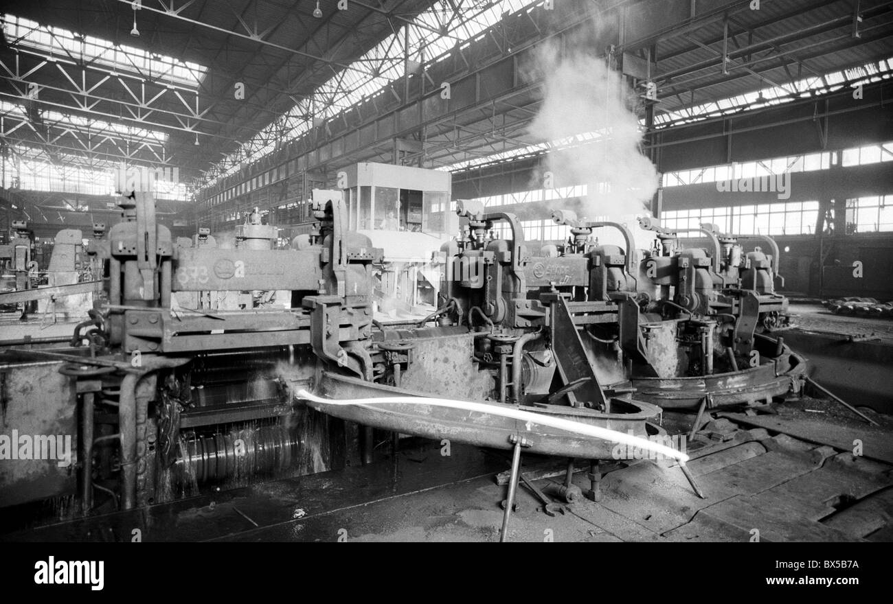 La tôlerie est en cours par des médias à l'usine sidérurgique de Kladno, en Tchécoslovaquie en 1959. (CTK Photo / Jan Tachezy) Banque D'Images