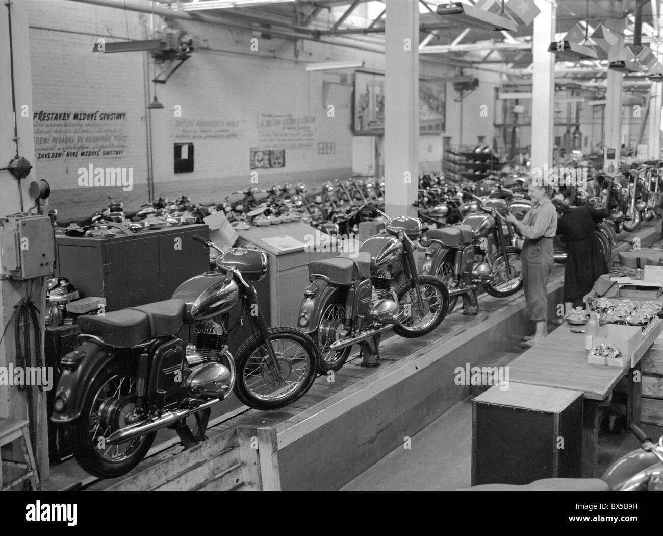 Usine de motocyclettes JAWA, ligne de montage Banque D'Images