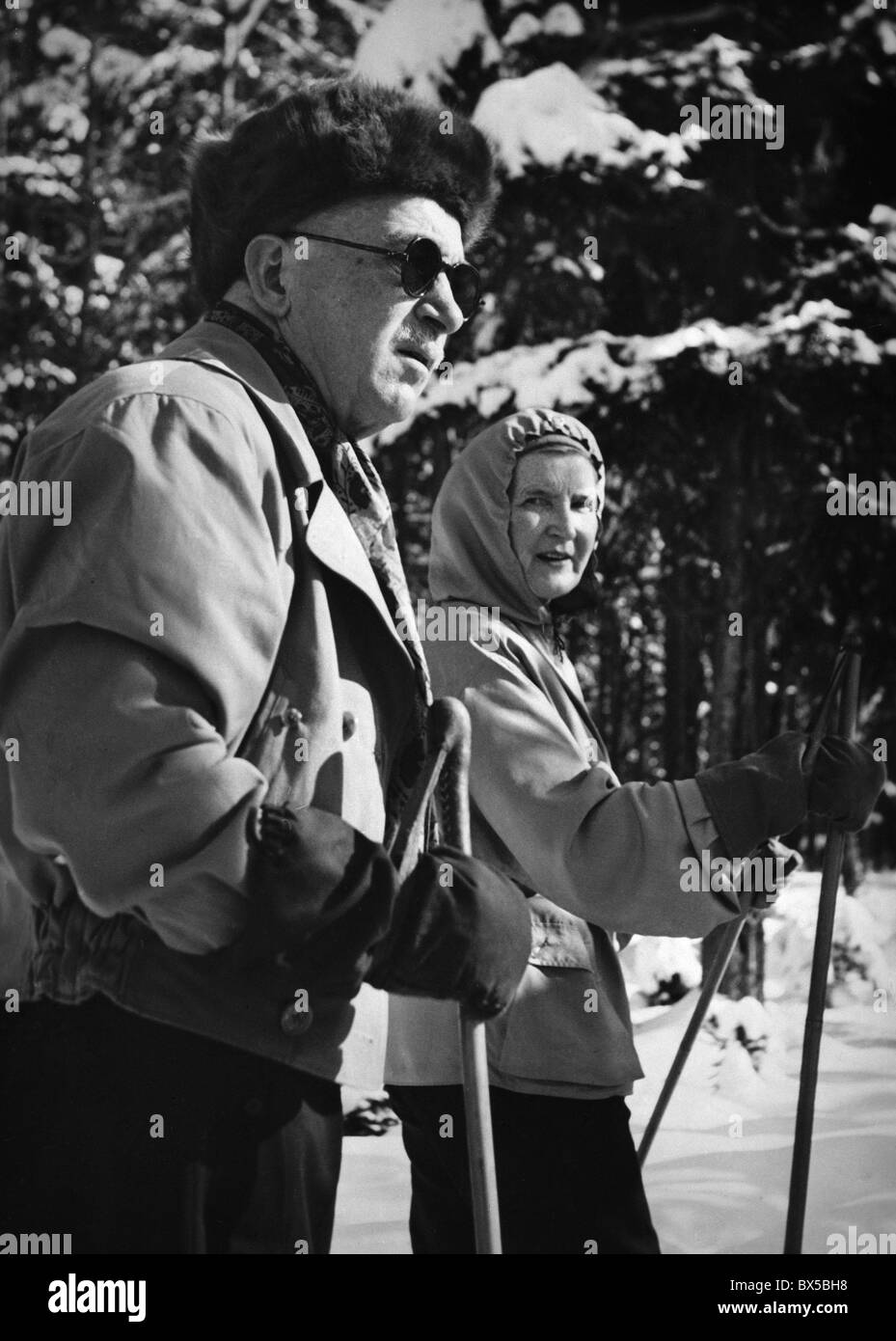La Tchécoslovaquie Lany 1947. Le président Edvard Benes avec sa femme Hana ski près de sa retraite présidentielle. CTK Banque D'Images