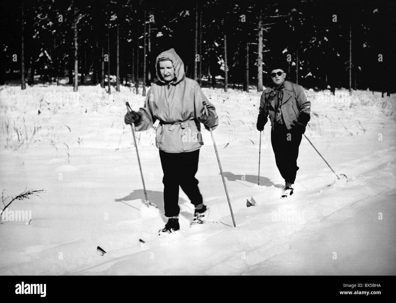 La Tchécoslovaquie Lany 1947. Le président Edvard Benes avec sa femme Hana ski près de sa retraite présidentielle. CTK Banque D'Images