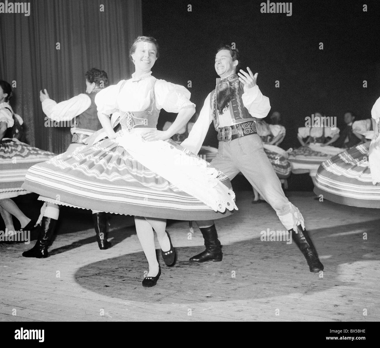 Danseur en vêtements traditionnels produire sur scène. Prague, Tchécoslovaquie, 1960. (CTK Photo / Zdenek Havelka) Banque D'Images